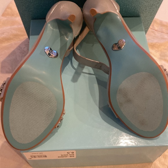 ❤️- NIB! New Listing! BETSY JOHNSON Juno Strappy Sanadal Silver 8.5 - Picture 6 of 16